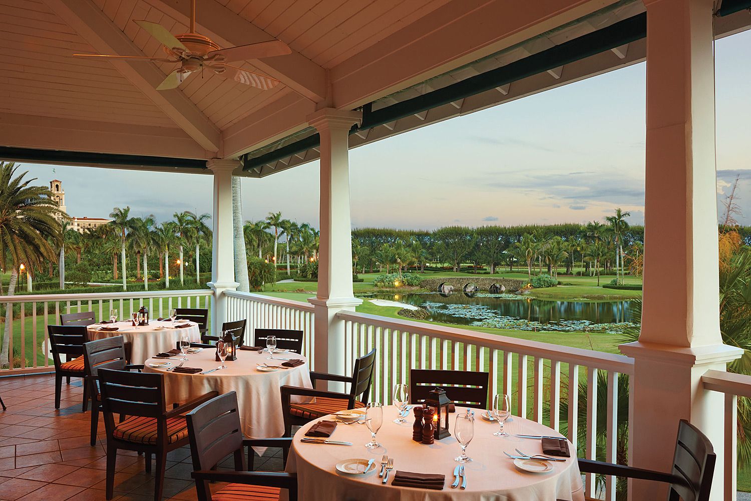 Poolanlage mit Meerblick bei The Breakers