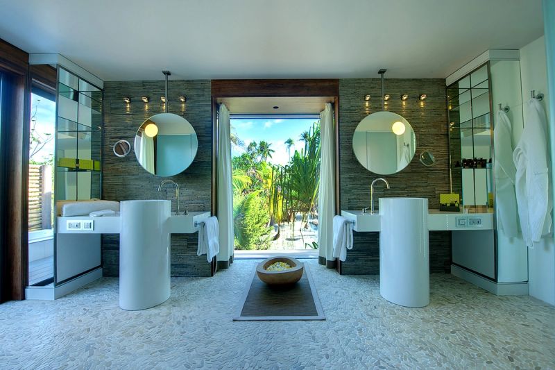 Villa-Interieur mit Blick auf die Lagune