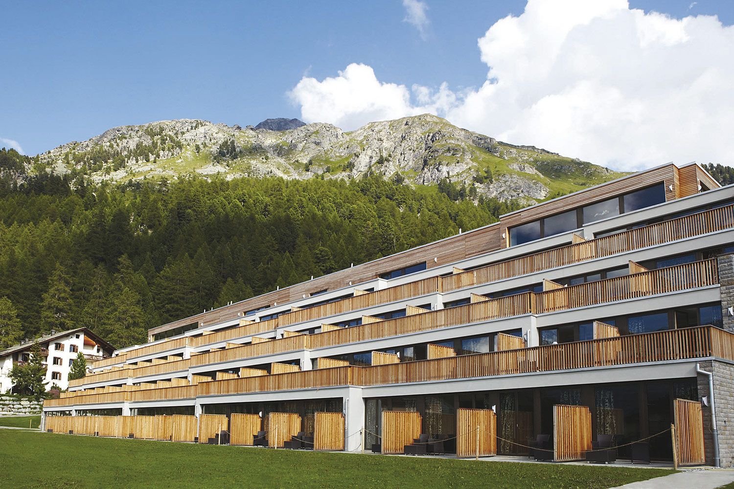 Nira Alpina Hotel mit Blick auf die Schweizer Alpen