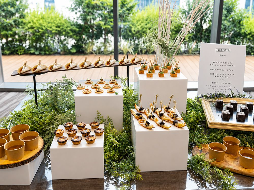 グリーンと白い台で高さを出した社内イベント向けケータリングの盛り付け