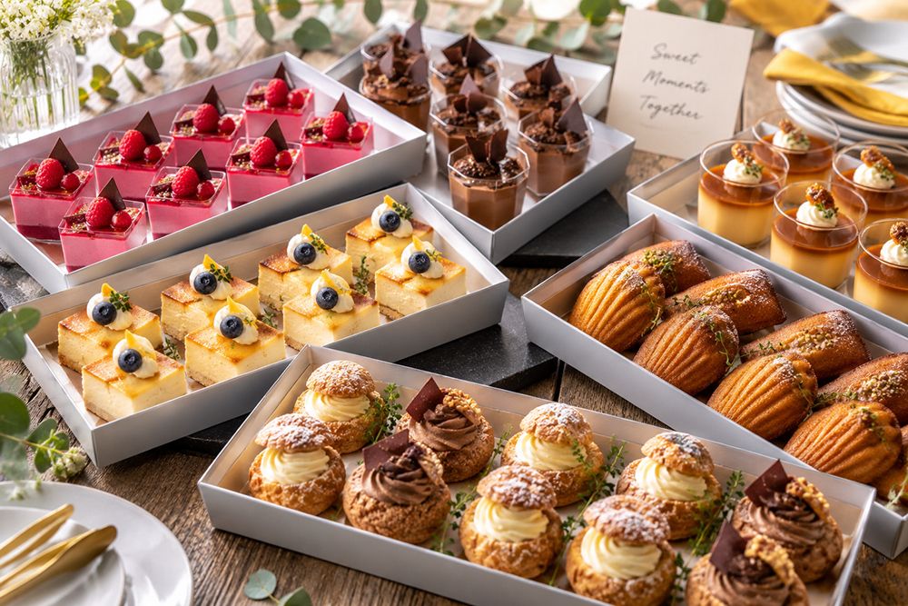 ラズベリームースやシュークリーム、マドレーヌ、チーズケーキを木箱に並べたスイーツオードブル