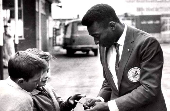 22/10/62 Pele arrives at Hillsborough on the day before his 22nd birthday.