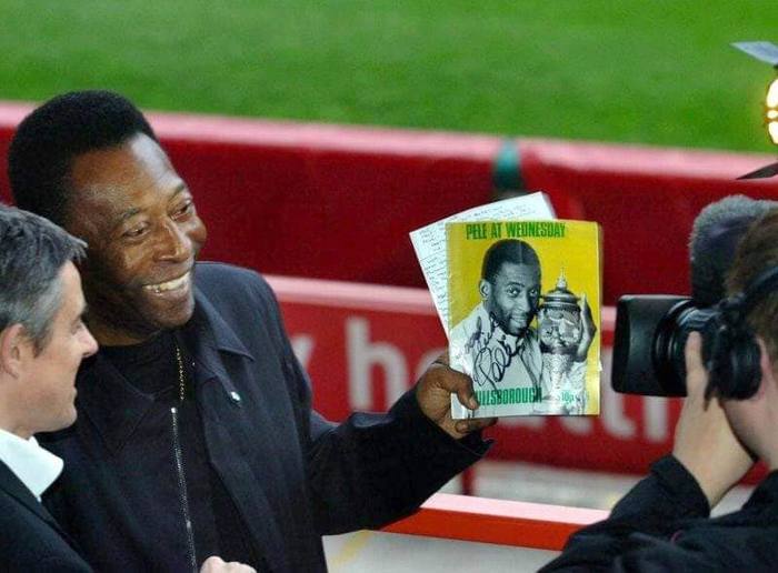 7th November 2007 and Pele has a photo shoot at Bramall Lane. Here he is posing with a programme from his 1972 visit.