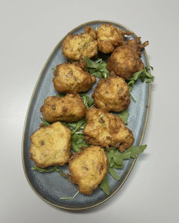 Pastéis de bacalhau com rúcula