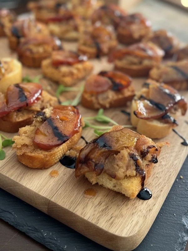 Tostas com maçã caramelizada e redução de balsâmico