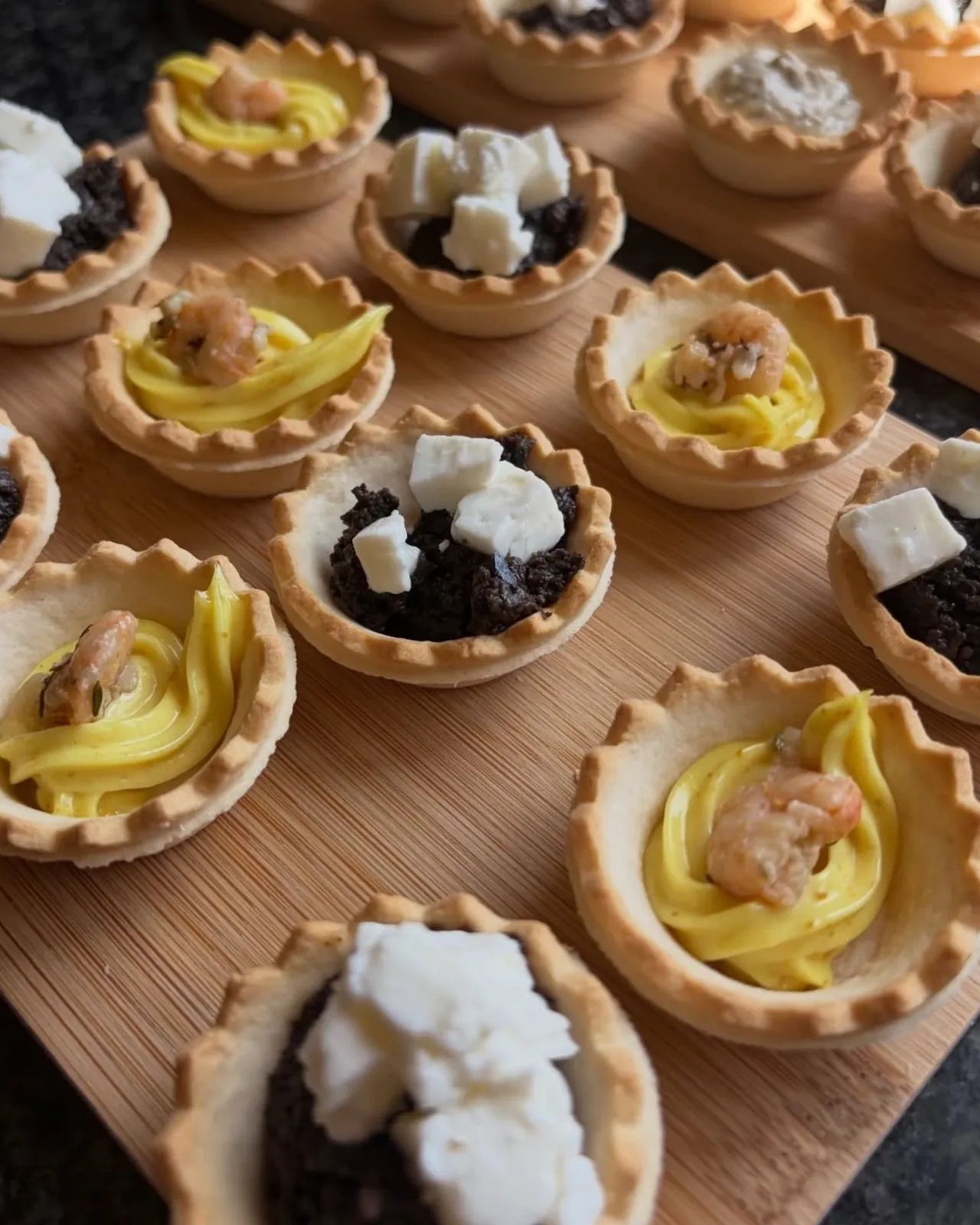 Tartelettes de camarão com creme e de azeitona com queijo fresco