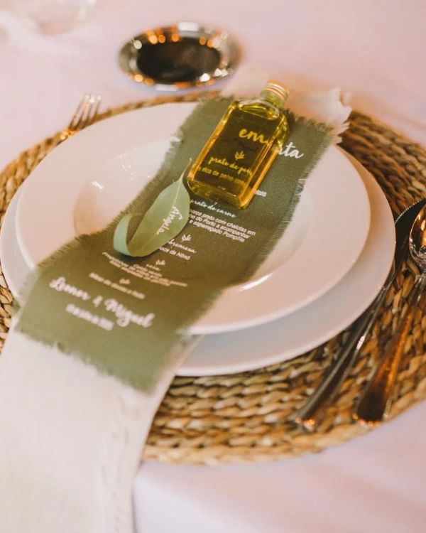 Menu em tecido verde com folha de eucalipto personalizada e azeite