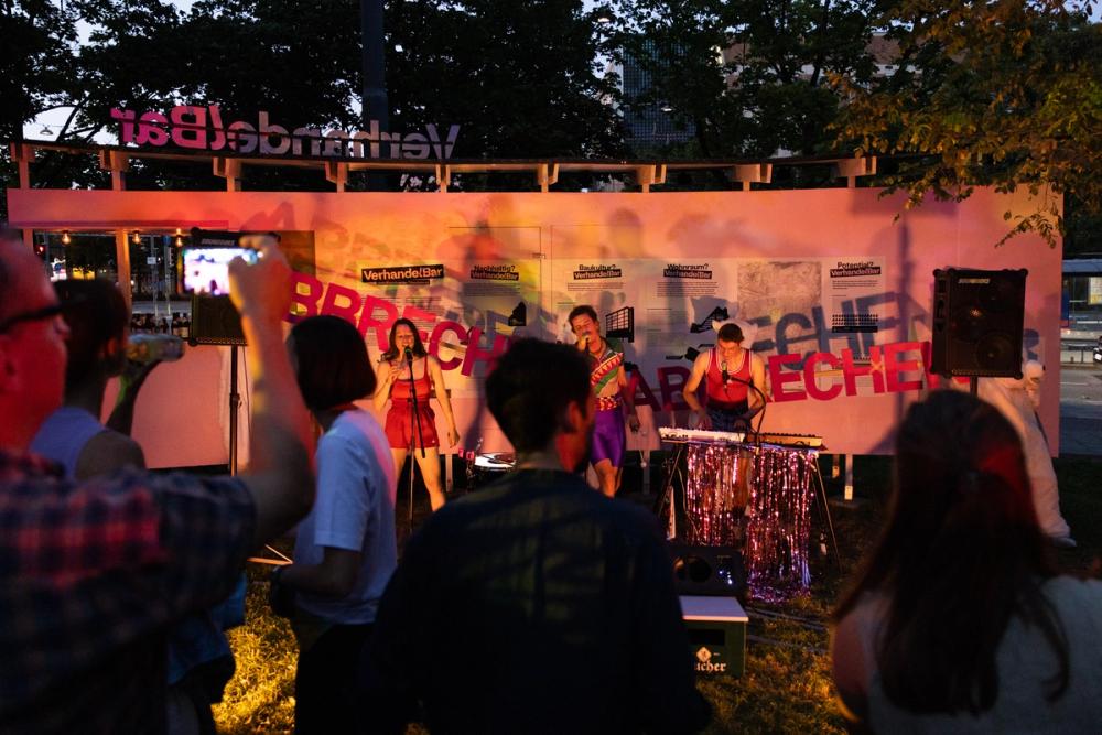 Missing alternative text