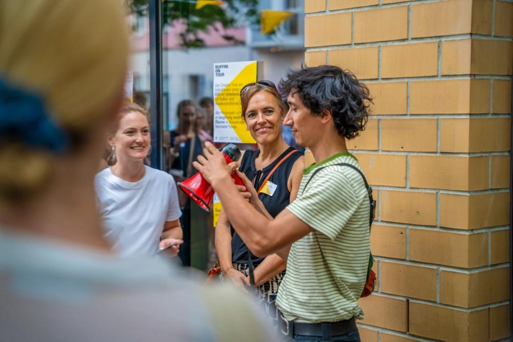 Missing alternative text