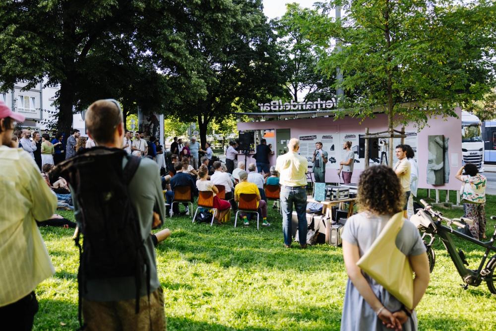 Missing alternative text