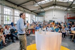 Missing alternative text