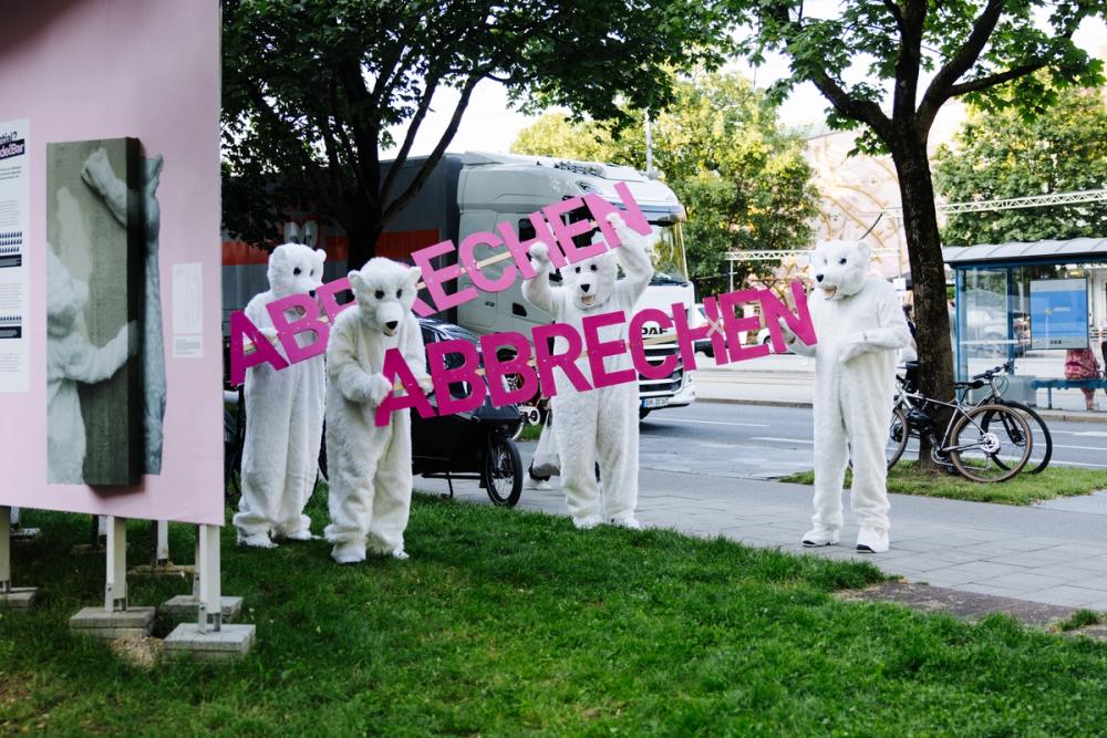 Missing alternative text