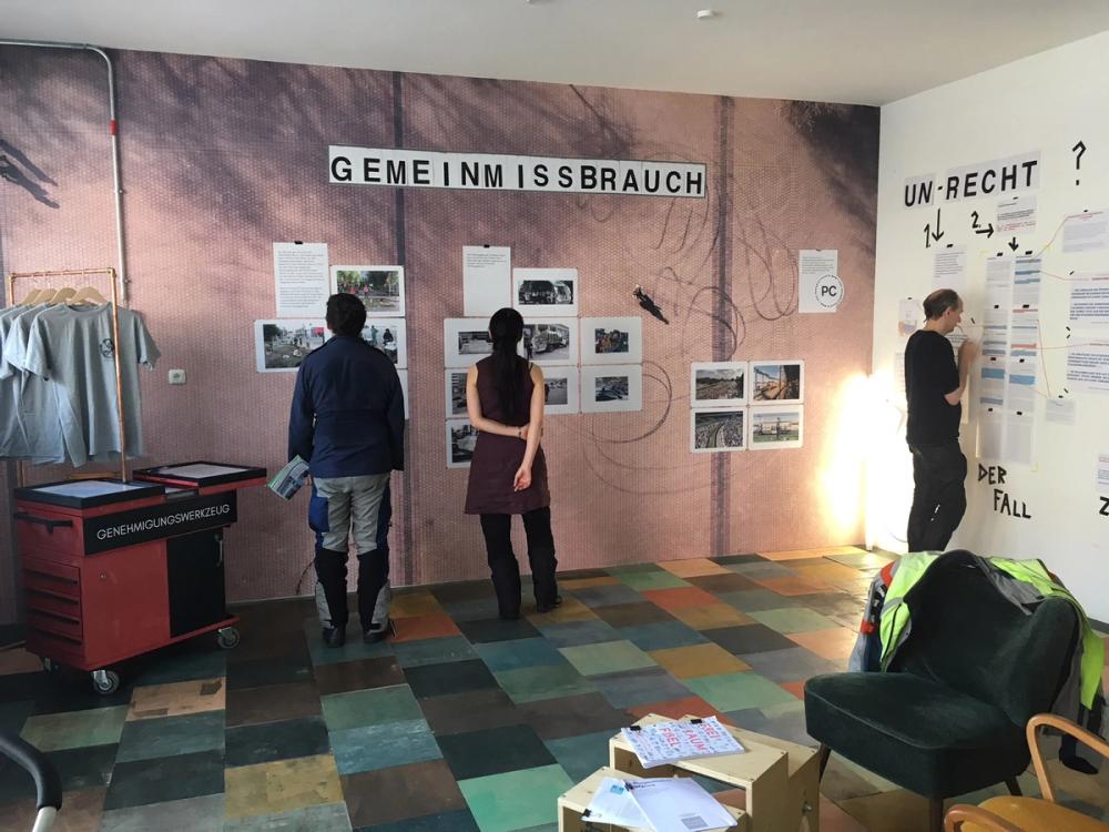 Missing alternative text