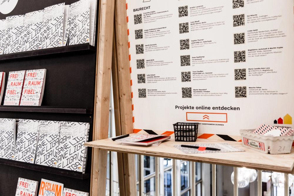 Missing alternative text