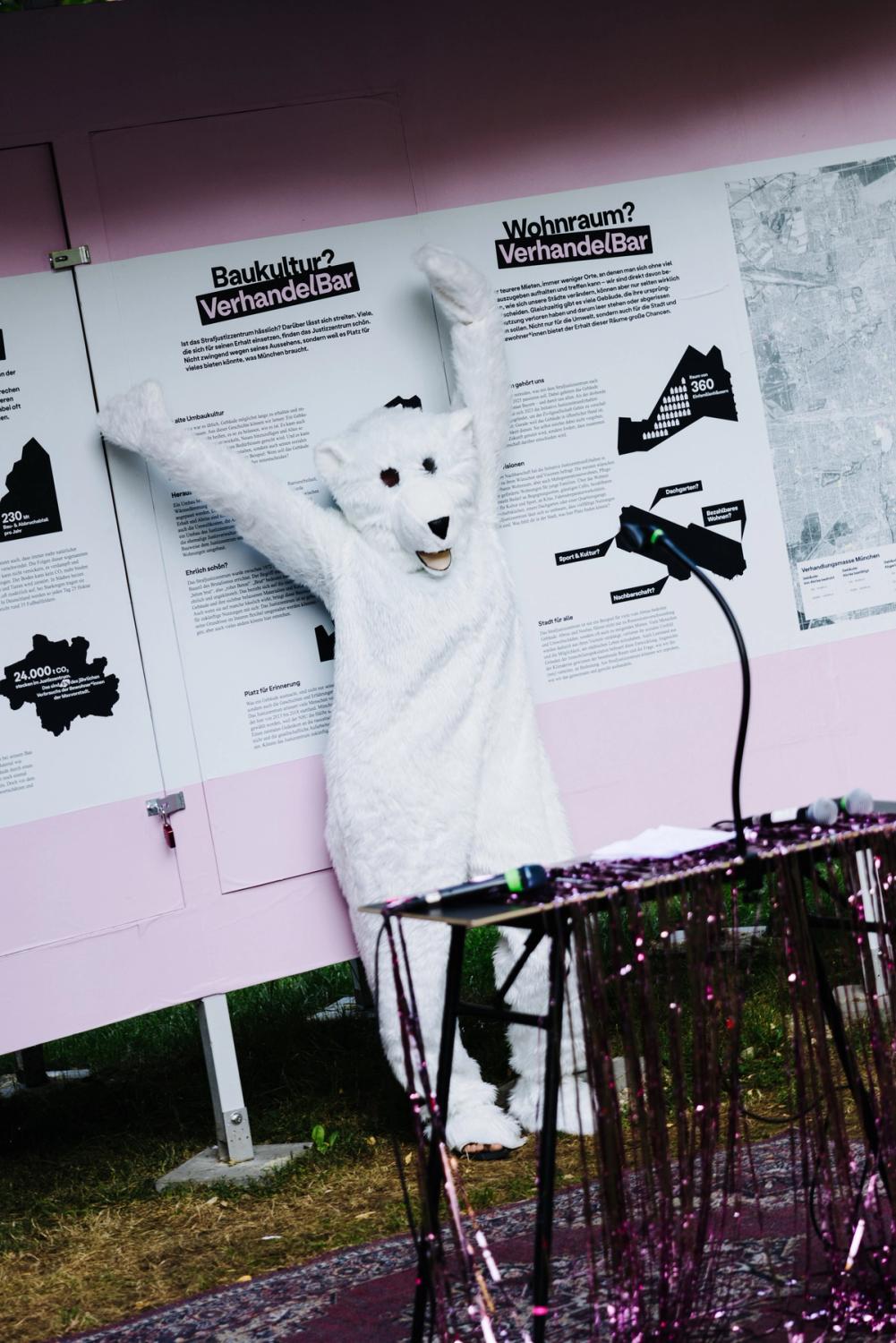 Missing alternative text