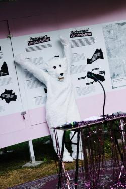 Missing alternative text