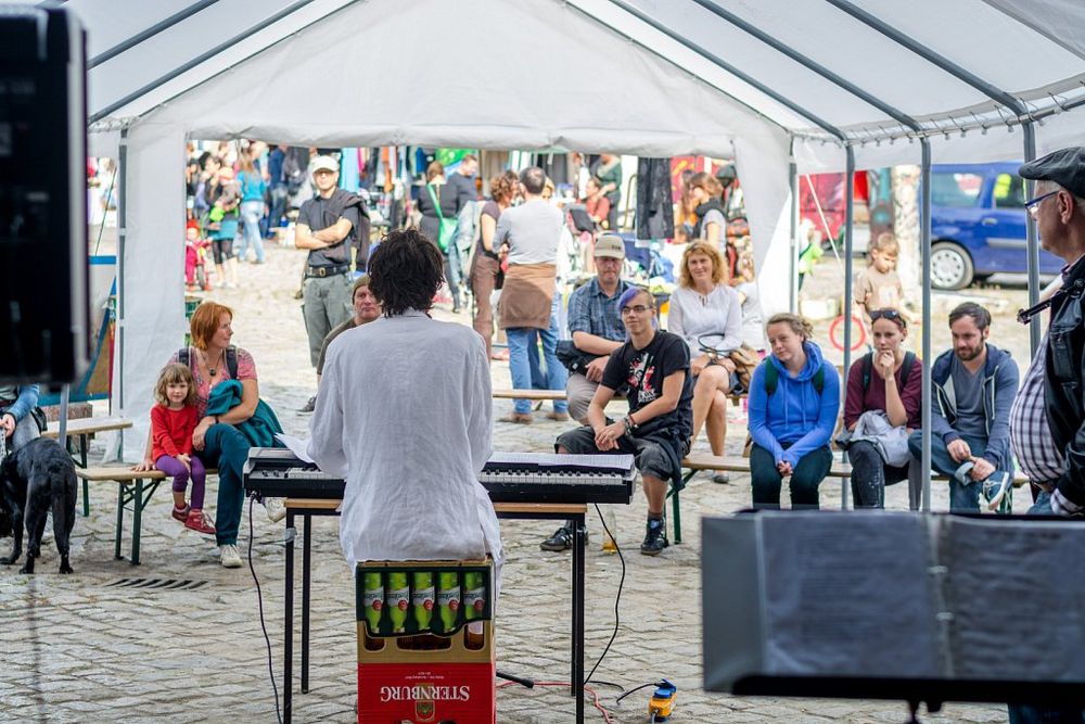 Missing alternative text