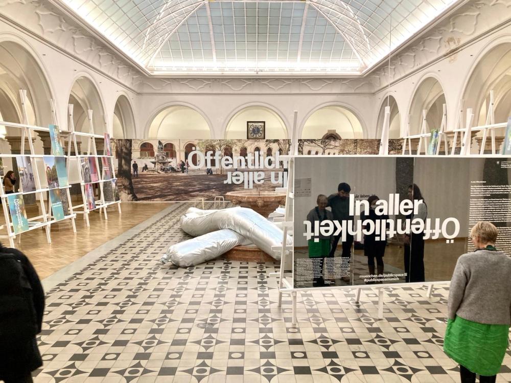 Missing alternative text