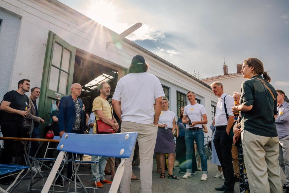 Missing alternative text