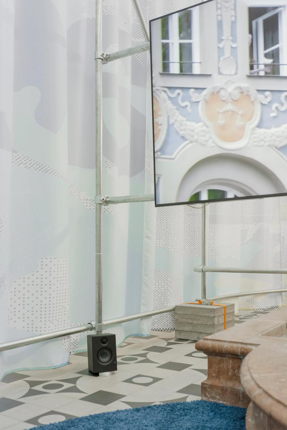 Missing alternative text