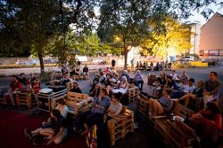 Missing alternative text