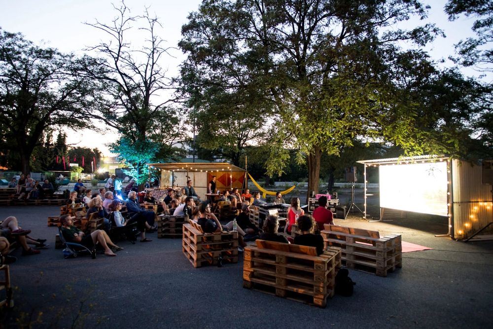 Missing alternative text