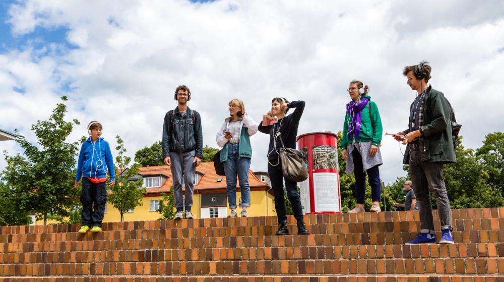 Missing alternative text