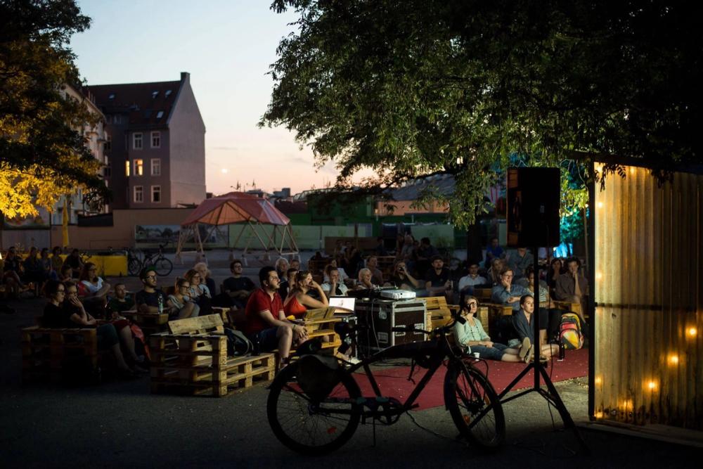 Missing alternative text