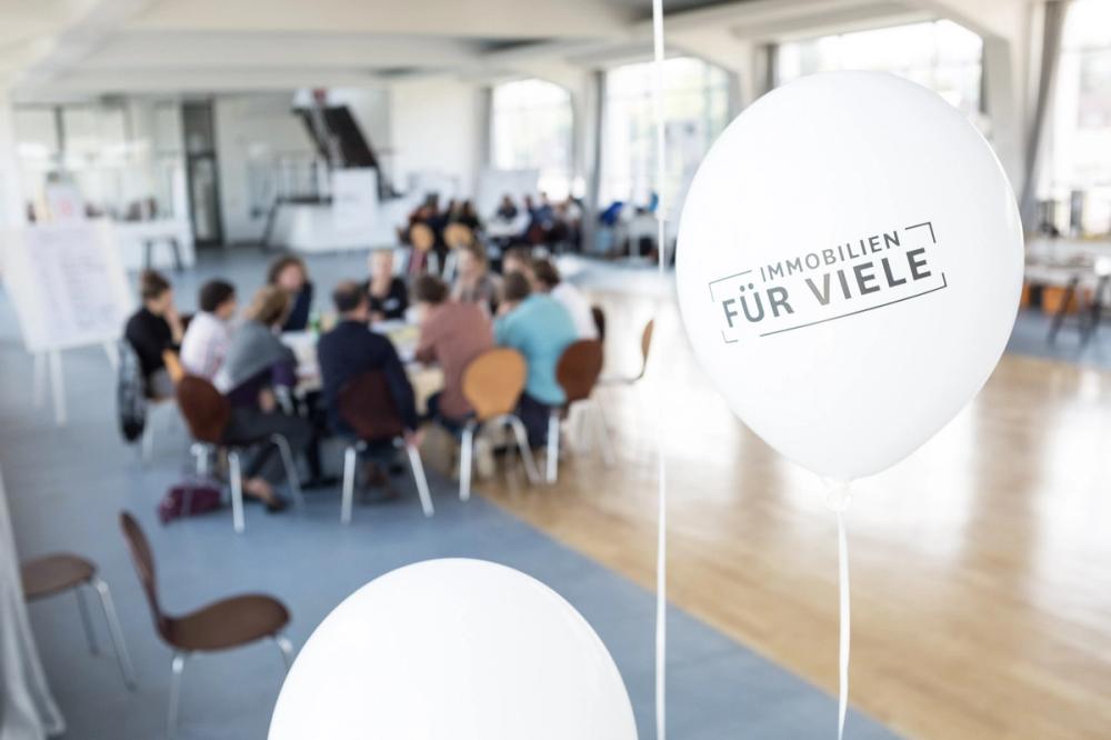 Missing alternative text