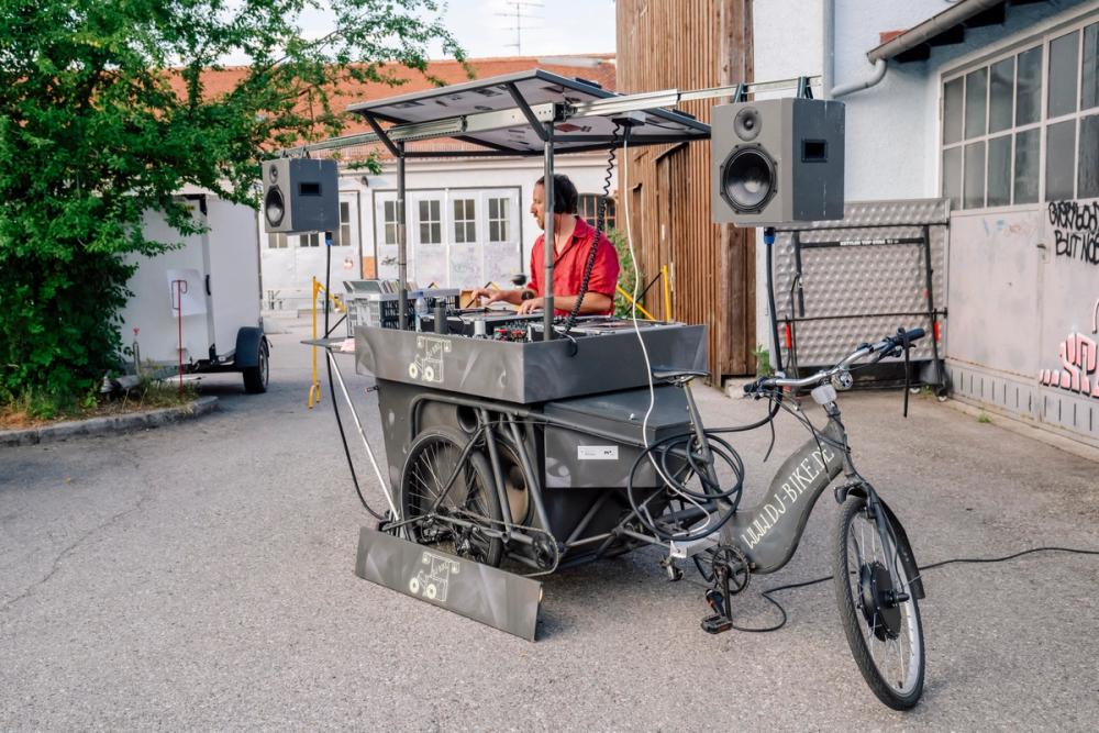 Missing alternative text