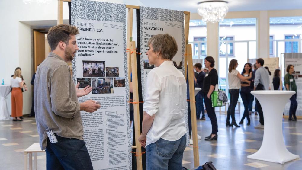 Missing alternative text