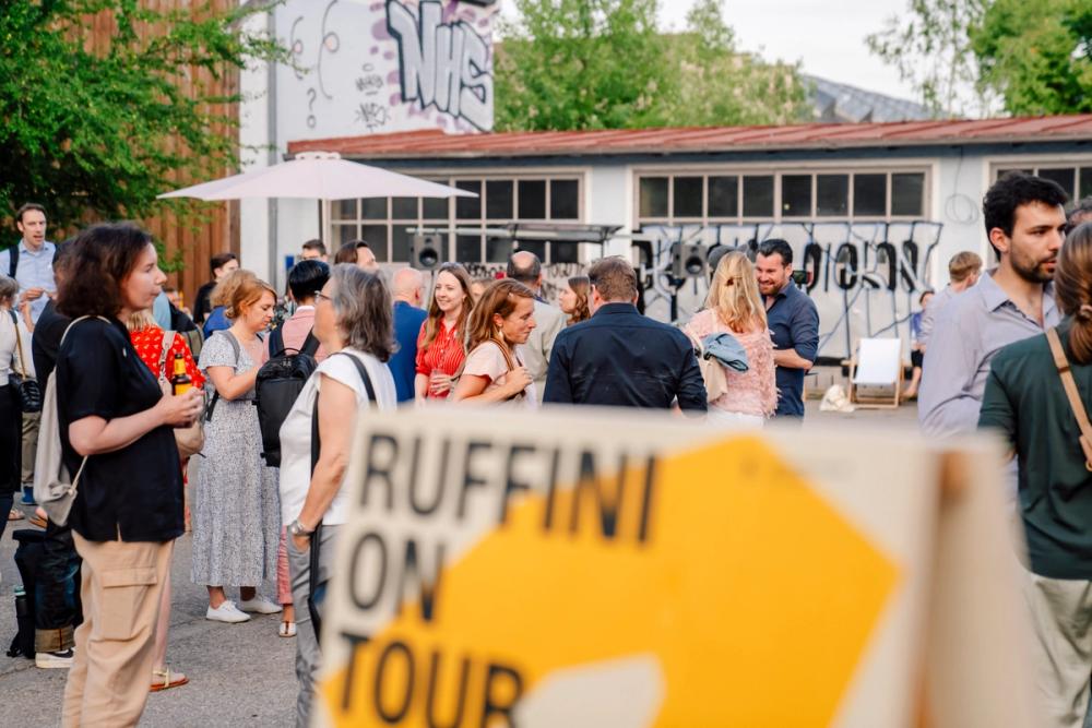 Missing alternative text