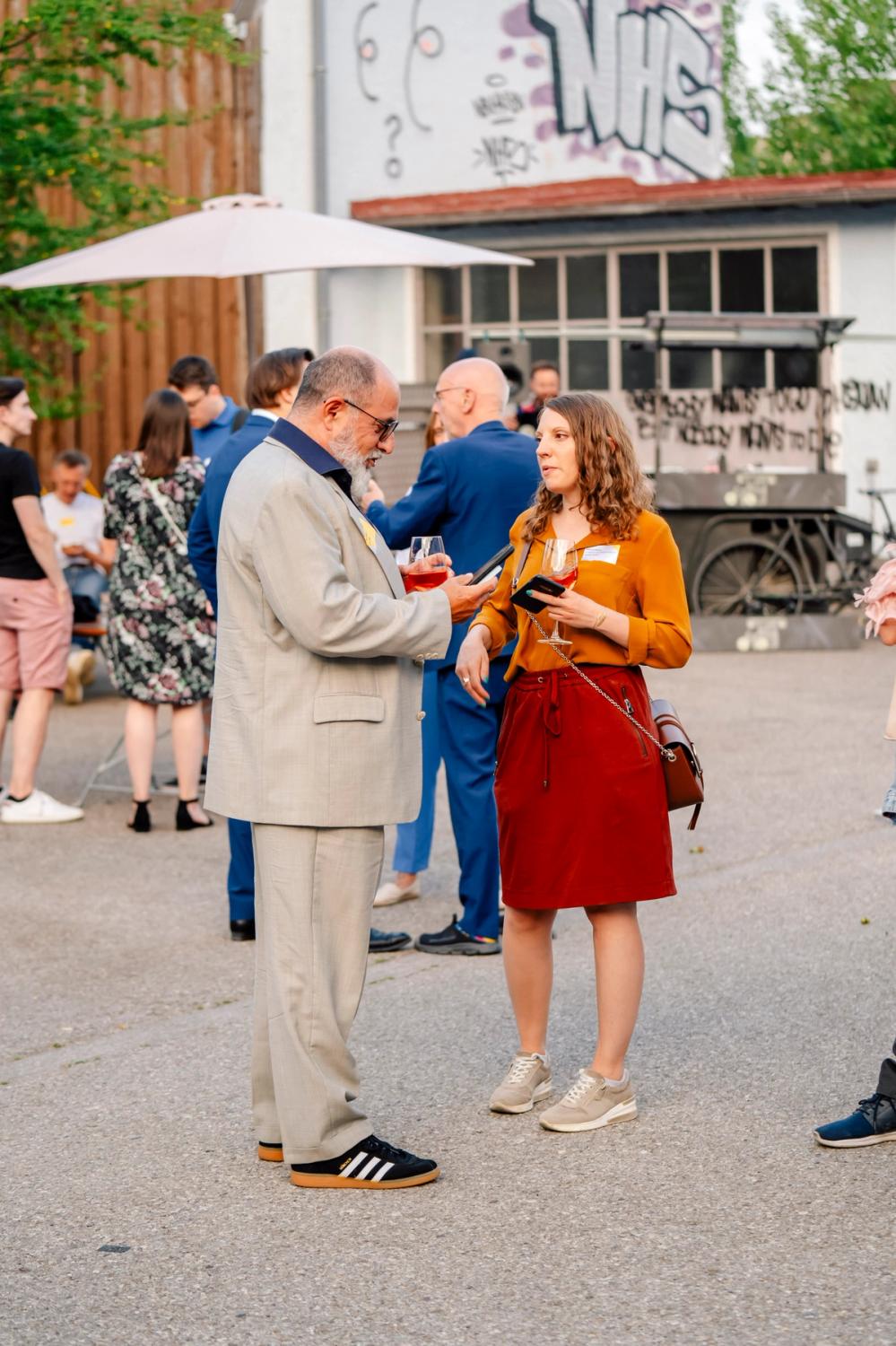 Missing alternative text