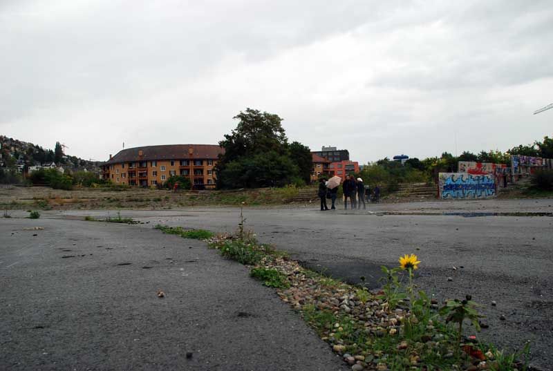 Missing alternative text