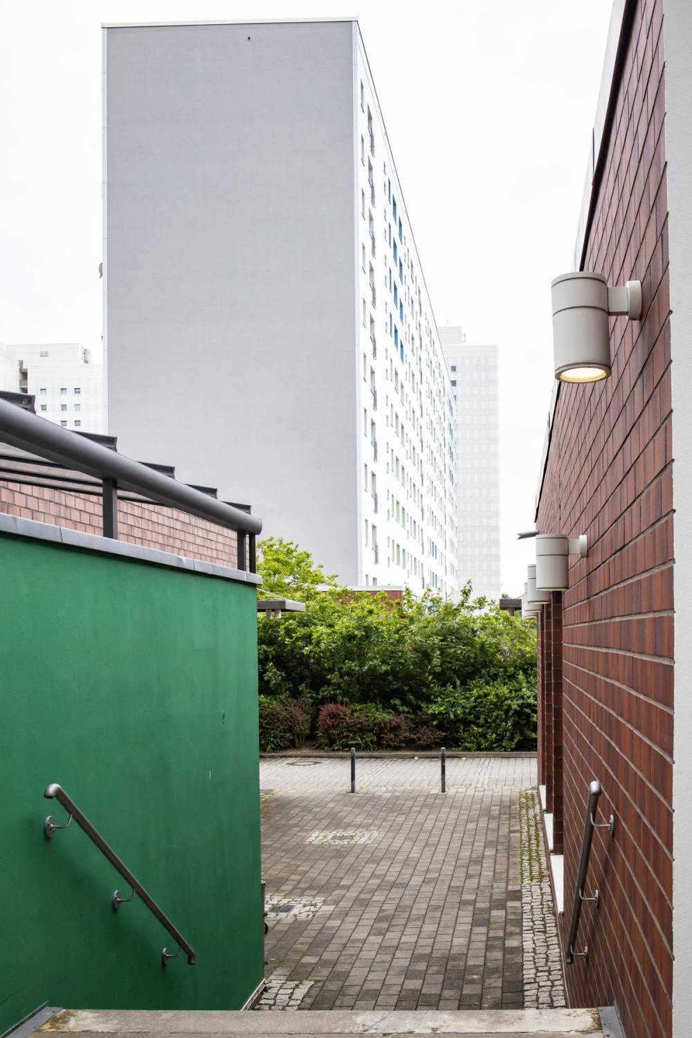 Missing alternative text