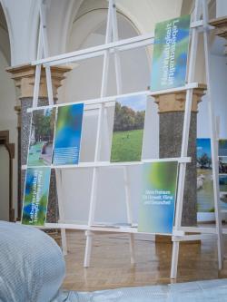 Missing alternative text