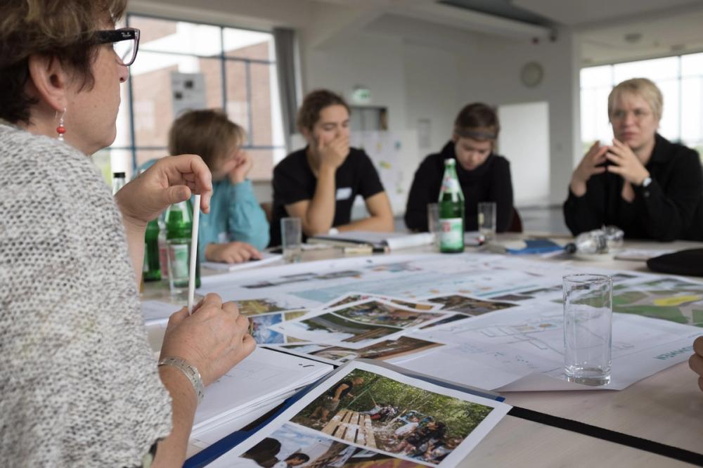 Missing alternative text