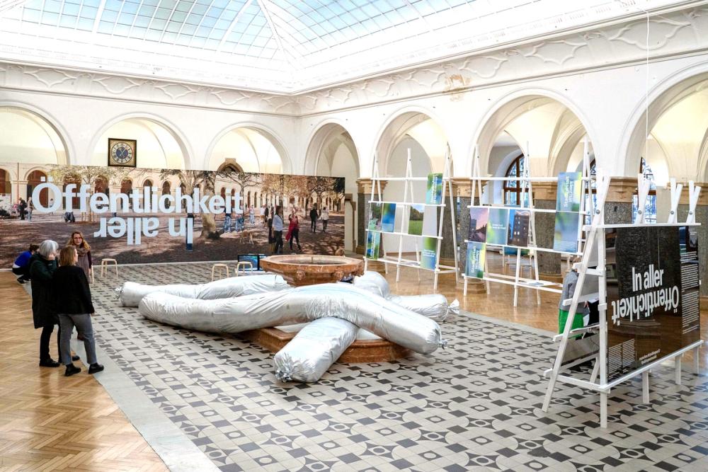 Missing alternative text