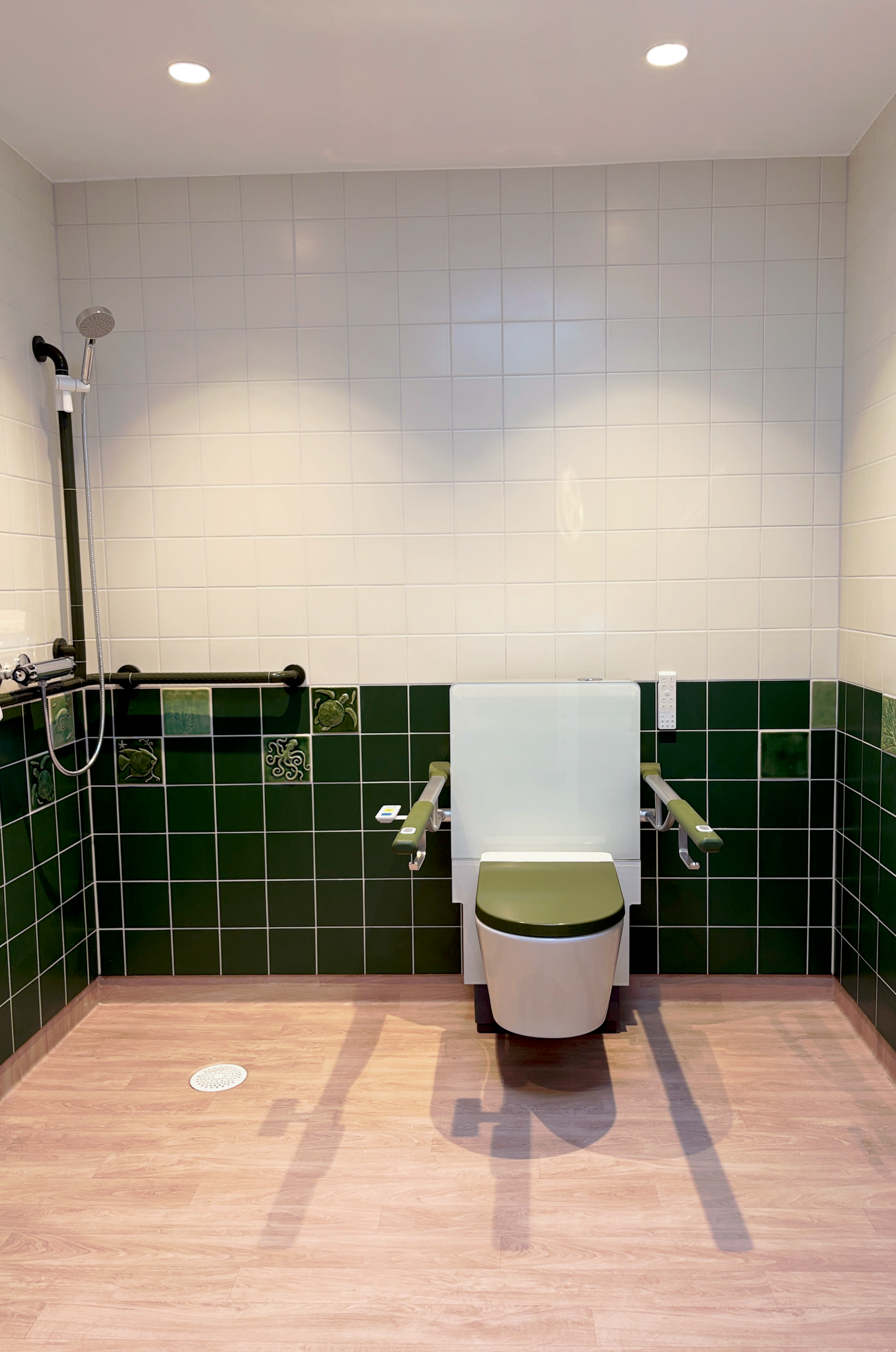 Vårdpersonal och äldre person på promenad utanför vårdboende