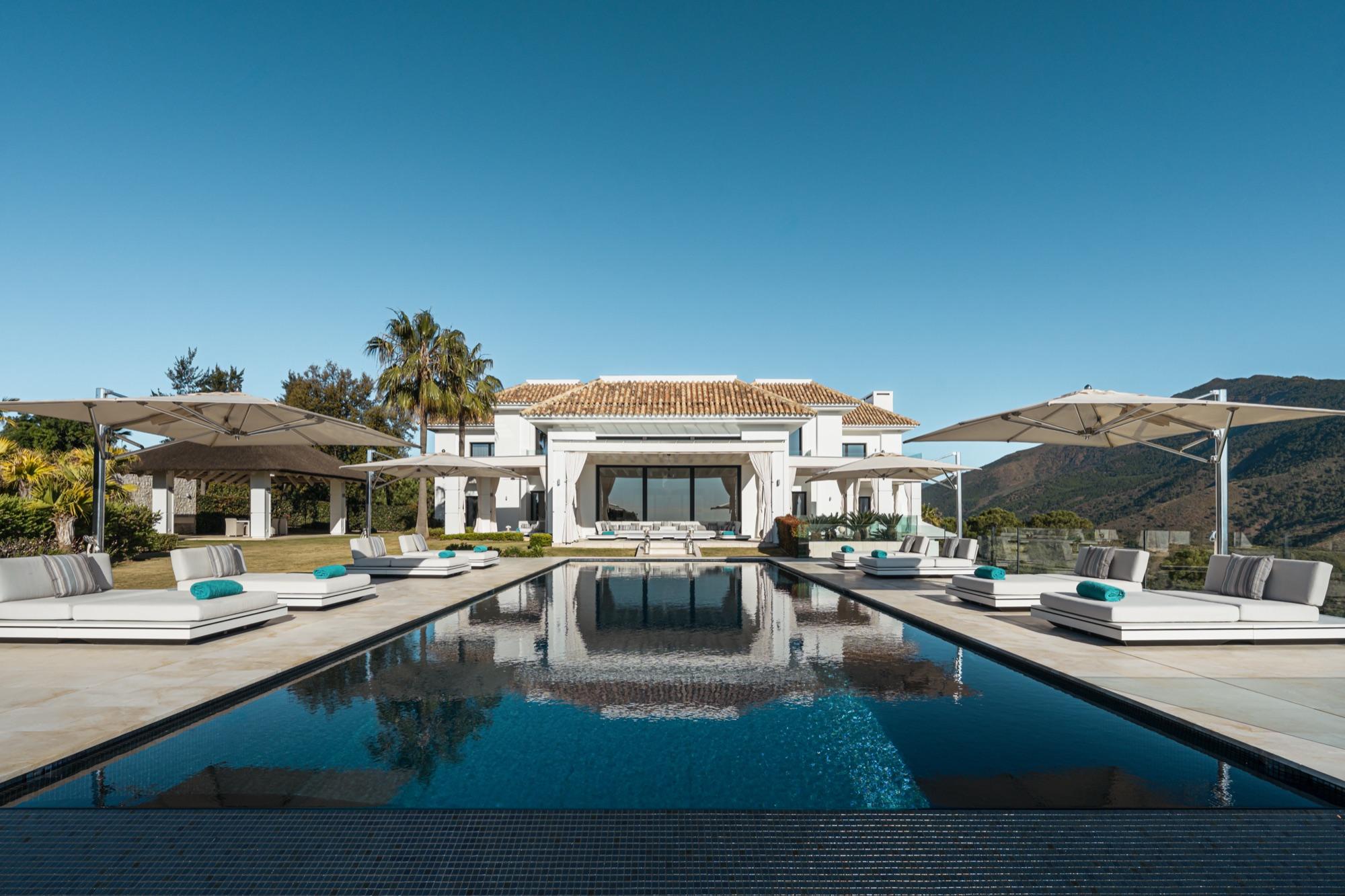 A single-storey courtyard scheme on a flat plot near Sotogrande