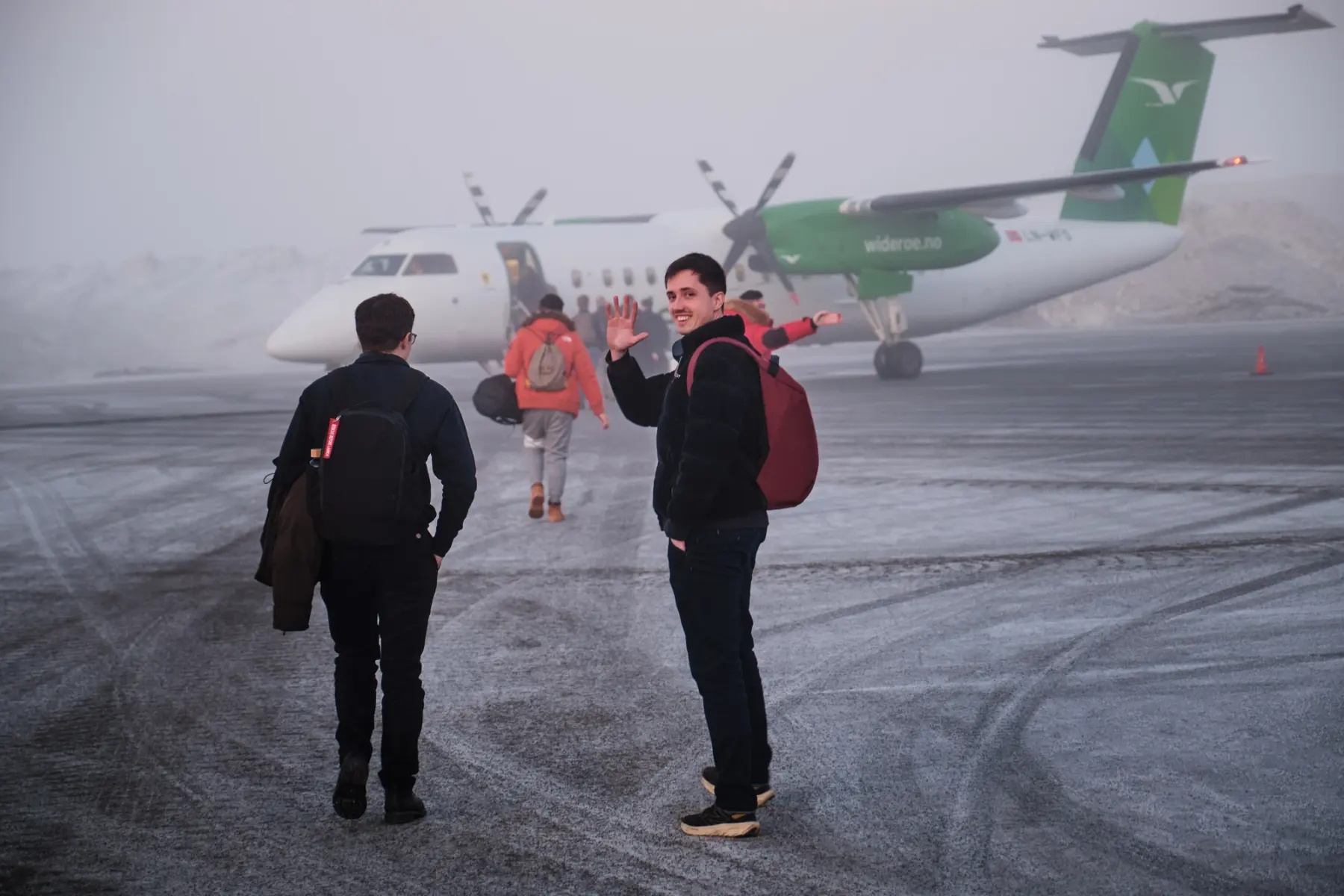 Herman Castberg vinker farvel til Andøya med propell fly i bakgrunnen
