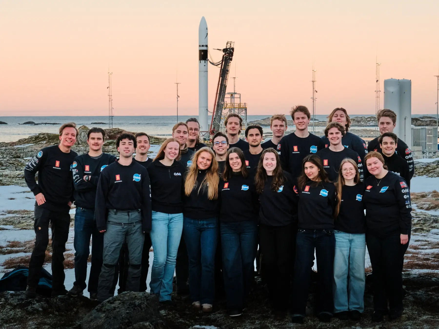 Orbit gjengen på plass i andøya. De står i dobbelhalvsirkel med ISAR rakett i bakgrunnen