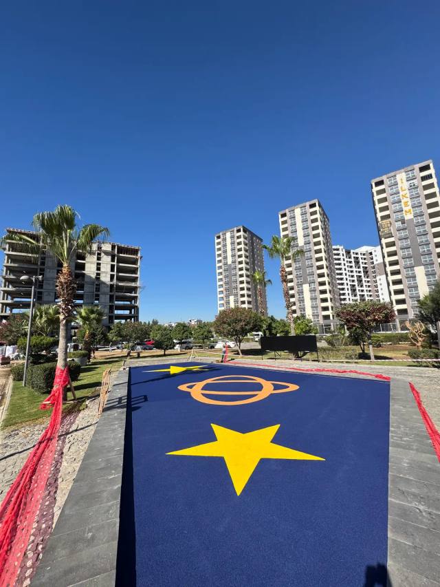 Konut bölgesinde lacivert zeminli, sarı yıldız desenli spor sahası