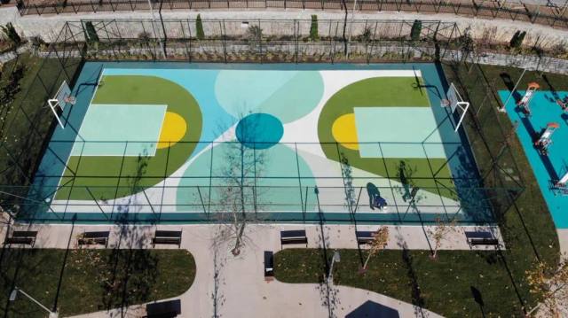 Turkuaz akrilik zeminli tenis ve basketbol sahasının üstten görünümü