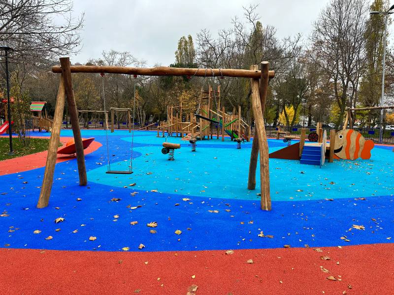 Ahşap salıncak takımı ve mavi kırmızı dökme kauçuk zeminli mahalle parkı