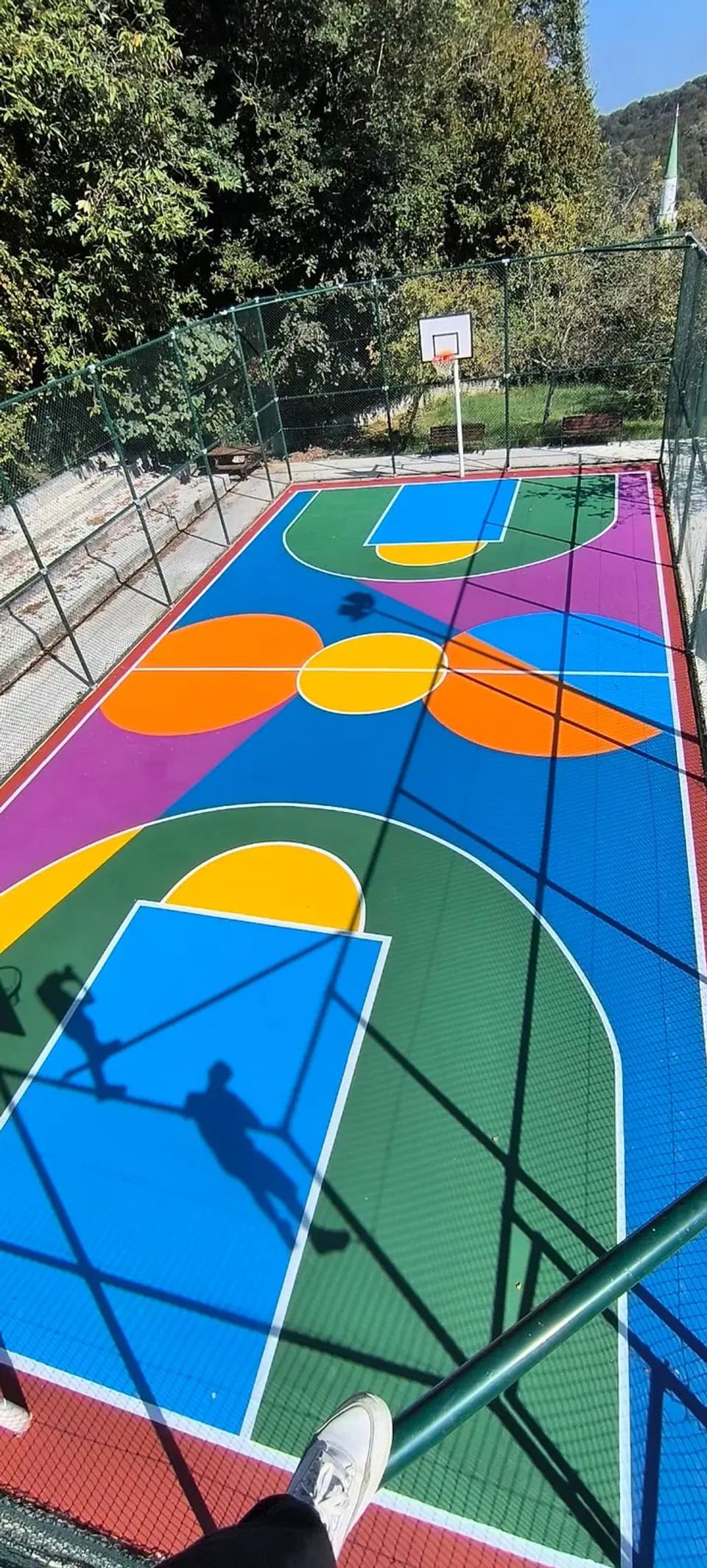 Çok renkli akrilik basketbol sahasının kuş bakışı görünümü