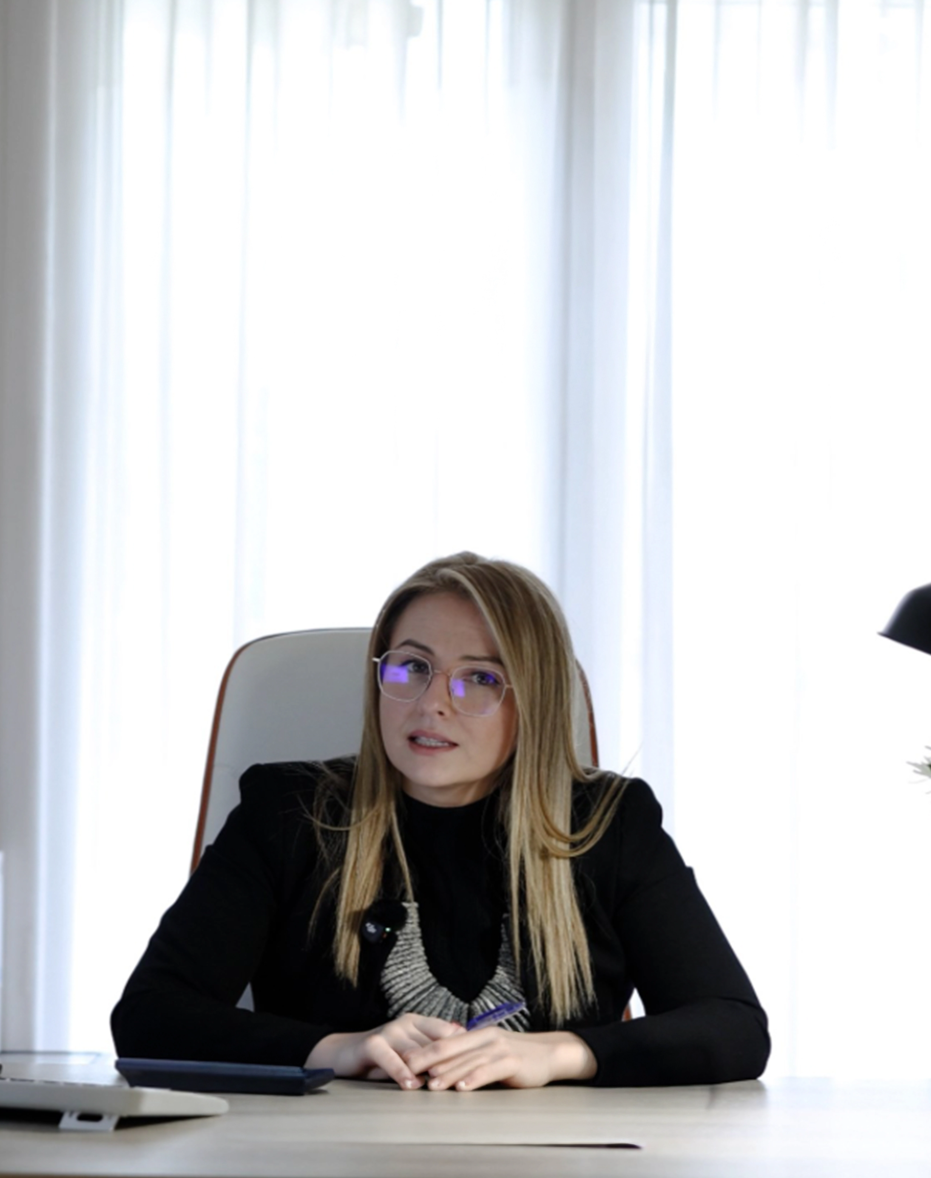 Η δικηγόρος Βικτώρια Περβίζου στο γραφείο της εξηγεί τι ισχύει για τα βαρέα ένσημα