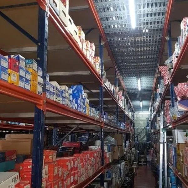 Interior del almacén de Recambios Moral — Polígono Industrial Los Olivares