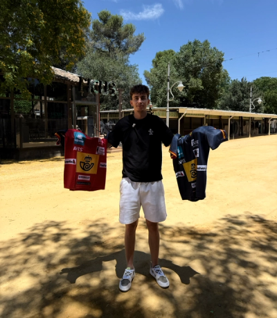 Jordi Ribera reconoce la labor de PalmaDeporte con el regalo de dos camisetas de la selección española