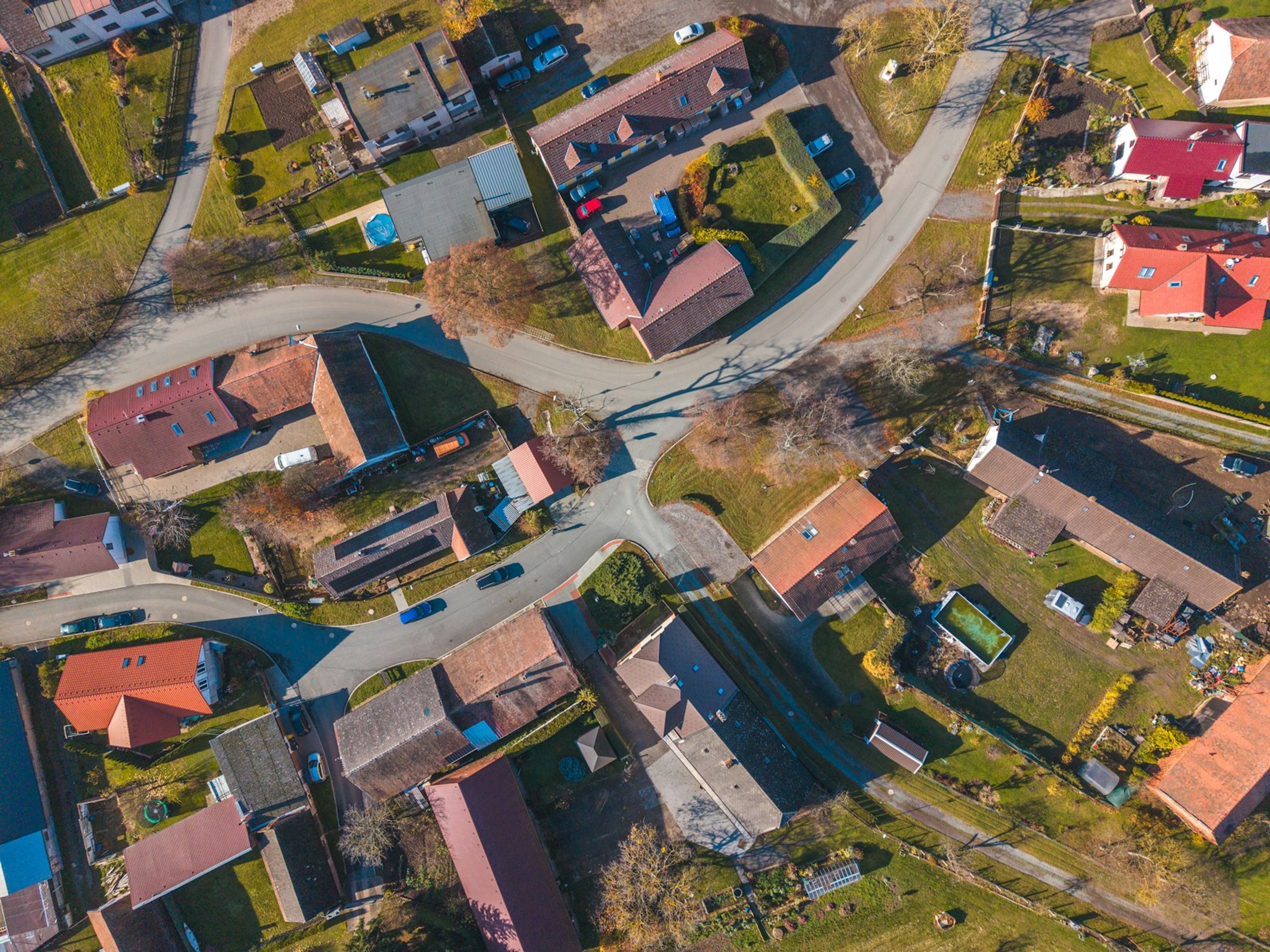 The roofs and plots of a village seen from directly overhead